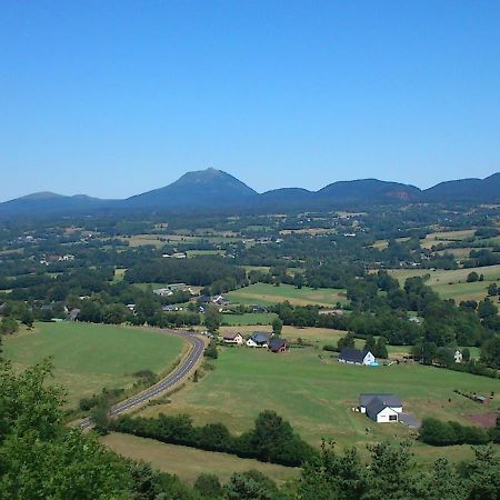 Lilas, Gite Saint Antoine, Orcival, Entre Sancy Et Volcans. Extérieur photo